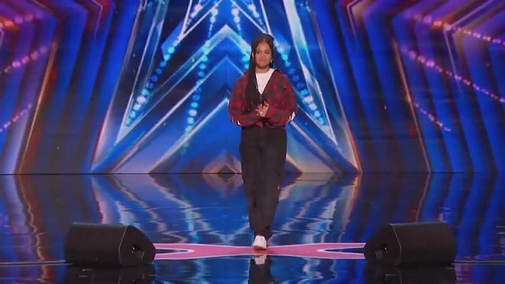 'Video thumbnail for Golden Buzzer- Sara James Wins Over Simon Cowell With -Lovely- by Billie Eilish - AGT 2022_5~1'